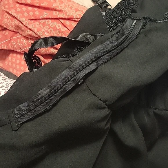 EUC APT 9 BLACK AND WHITE TANK - Picture 9 of 9